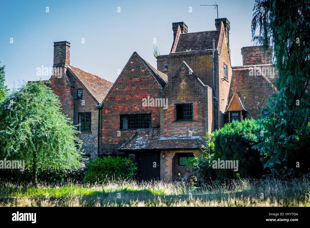 UNITED KINDOM: EINDRINGLICHE Bilder zeigen, dass der Zerfall des Herrenhauses Oxfordshire – angeblich Wert £12 M und einmal im Besitz von Pink Floyds David Gilmour bleibt. Die unheimlichen Fotografien zeigen Geschirr noch auf dem Display in den Schränken in den Speisesaal und bröckelnden Mauern, die in Flure zusammengebrochen, ein Zimmer ist Heimat für einen Billardtisch, das aussieht wie schon verlassenen mitten im Spiel und eine aufwendige Wandbild die Wände schmückt. Draußen im Garten, haben Unkraut Patio übernommen und überschwemmt den desolaten Tisch und Stühle und einige Büsche sind größer als die im Erdgeschoss Fenster gewachsen. Die gruselige Bilder Stockfoto