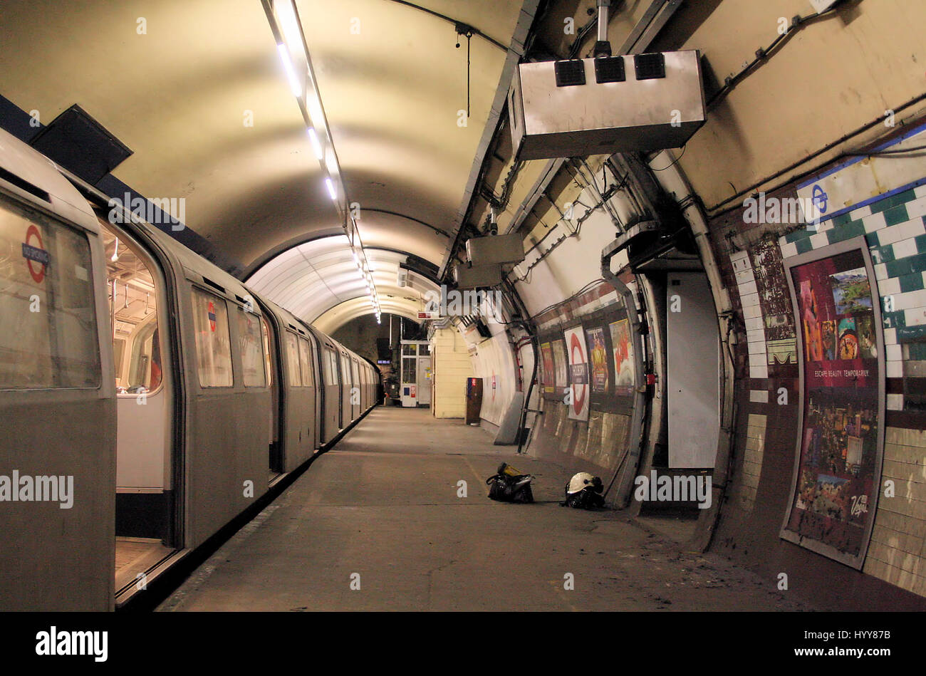 Holborn u-Bahnstation. Stillgelegten Aldwych Zweig Plattform 5. EINDRINGLICHE Bilder ergaben die längst verlassenen Londoner u-Bahnstationen, die tief unter der Stadt liegen. Die unheimliche Bilder zeigen die leere staubige Aldwych u-Bahnstation, die 1994 geschlossen und diente als Filmkulisse für mehrere hochkarätige Produktionen einschließlich Sherlock, Herr Selfridge und V wie Vendetta. Andere Aufnahmen zeigen anderen stillgelegten Plattformen und zugemauert Eingänge zu den ehemaligen u-Bahnstation unter anderem bei Euston, wo der Eingang im Jahr 1914 geschlossen, und die Graffiti-plattiert Station Shoreditch geschlossen Stockfoto