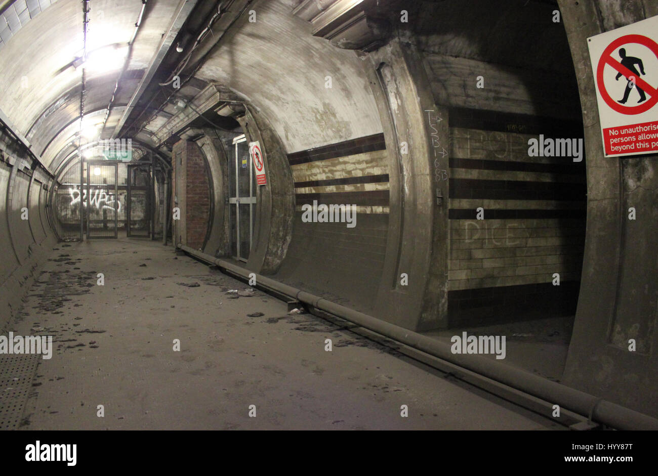 South Kentish Town Underground Station ehemalige niedrigeren Aufzug Landung. EINDRINGLICHE Bilder ergaben die längst verlassenen Londoner u-Bahnstationen, die tief unter der Stadt liegen. Die unheimliche Bilder zeigen die leere staubige Aldwych u-Bahnstation, die 1994 geschlossen und diente als Filmkulisse für mehrere hochkarätige Produktionen einschließlich Sherlock, Herr Selfridge und V wie Vendetta. Andere Aufnahmen zeigen anderen stillgelegten Plattformen und auf gemauerten Eingängen an den ehemaligen u-Bahnstation Euston, wo der Eingang im Jahr 1914 geschlossen, und der Graffiti-plattiert Shoreditch Station einschließlich der clo Stockfoto