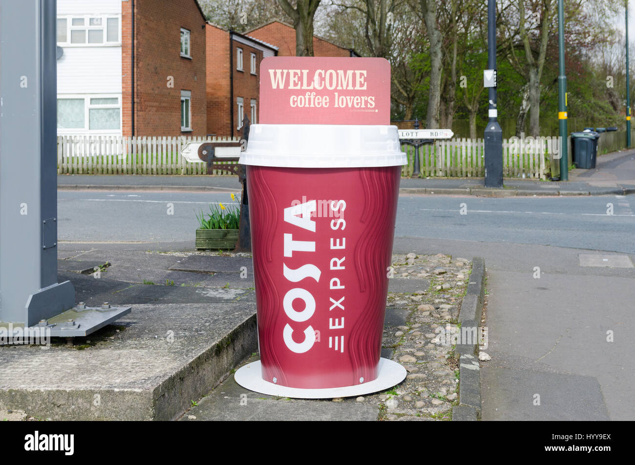 Costa Express Willkommensschild in Form der Kaffeetasse an Tankstelle Stockfoto