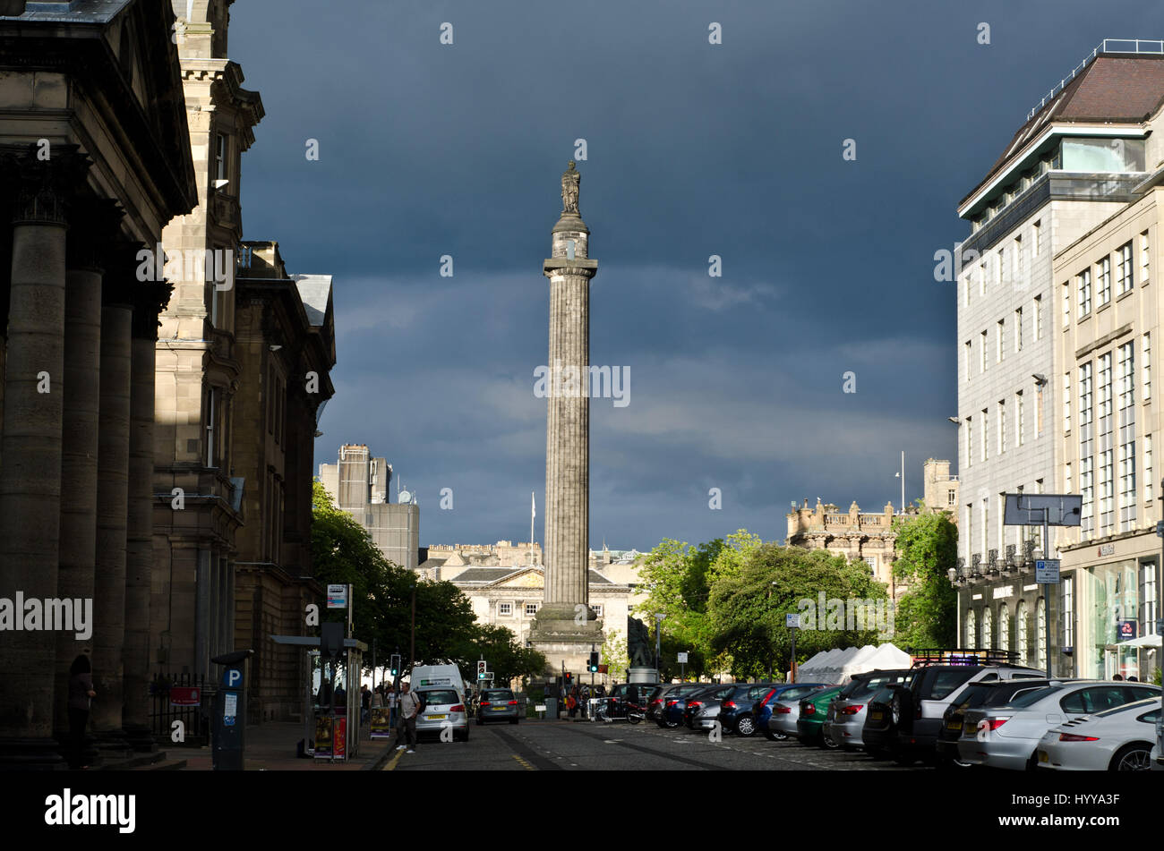 Teilansicht der George Street in Edinburghs Neustadt. In der Ferne sind St Andrew Square und der Melville-Denkmal (die hohen Säule in der Mitte o Stockfoto