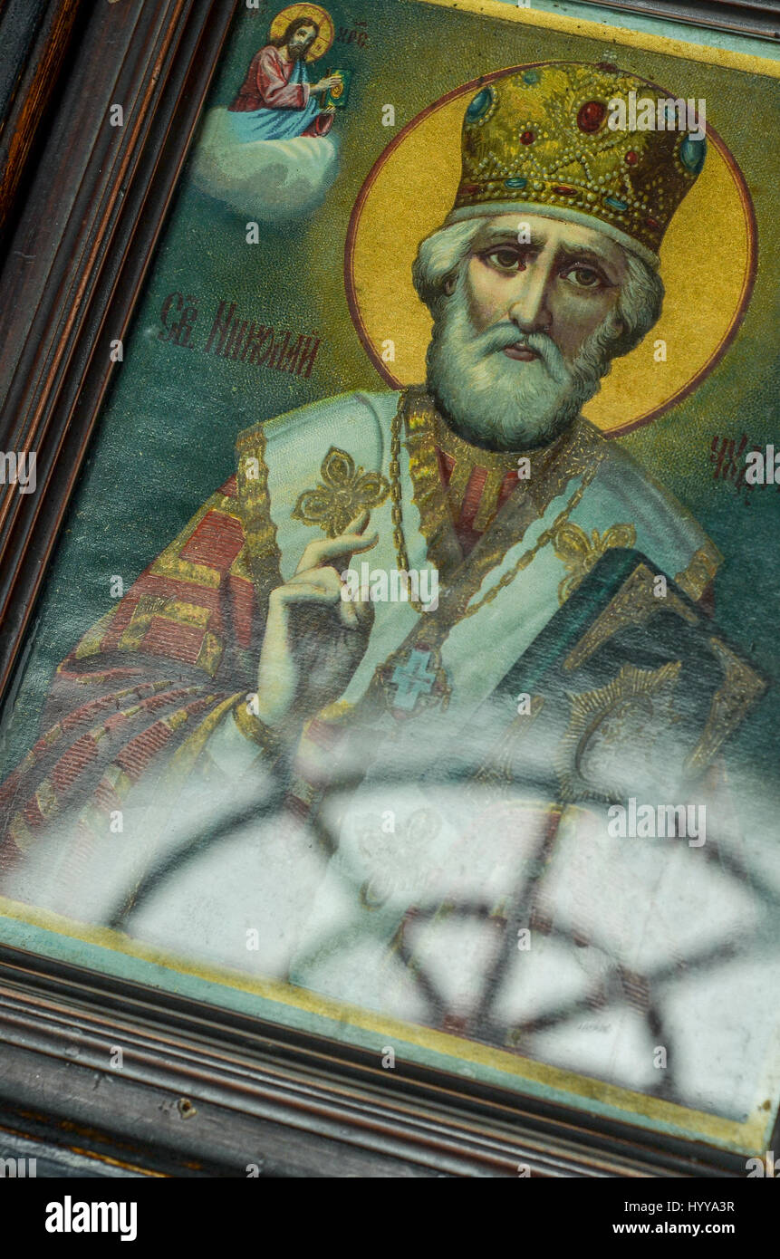 Ein Symbol auf dem Display im Eingangsbereich einer kleinen orthodoxen Kirche in Istanbul. Stockfoto