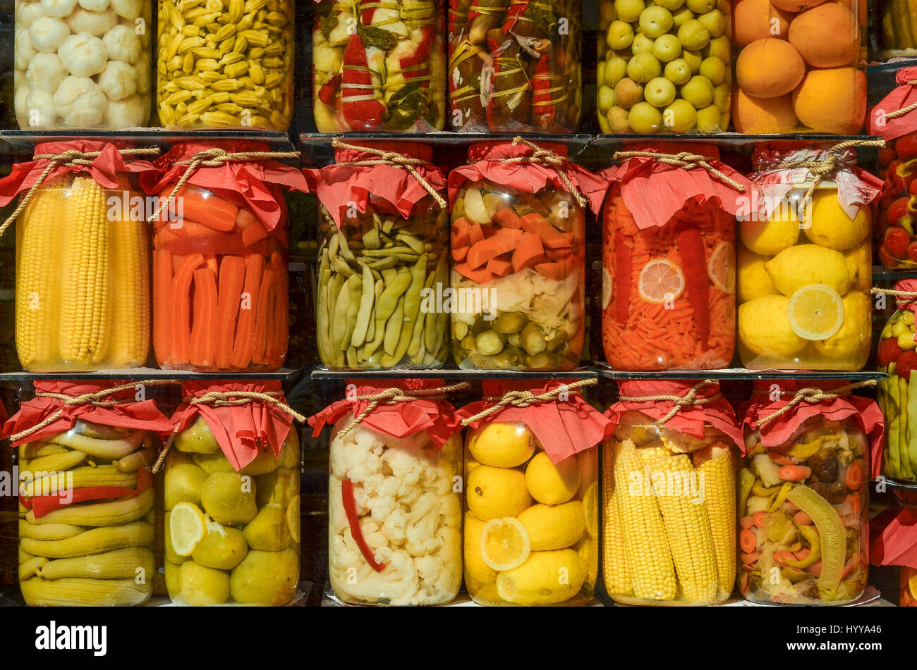 Verschiedene Gläser eingelegte Obst und Gemüse auf dem Display in einem Schaufenster in Istanbul. Stockfoto