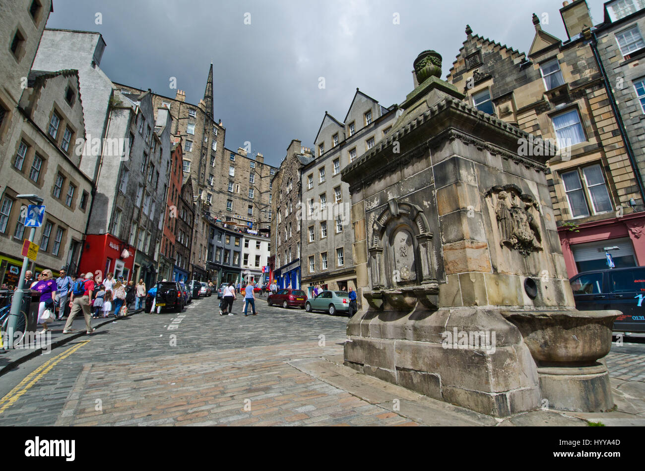 Die Kreuzung zwischen dem Grassmarket und Victoria Straße in der Altstadt von Edinburgh. Im Vordergrund ist eine Schleife. Stockfoto