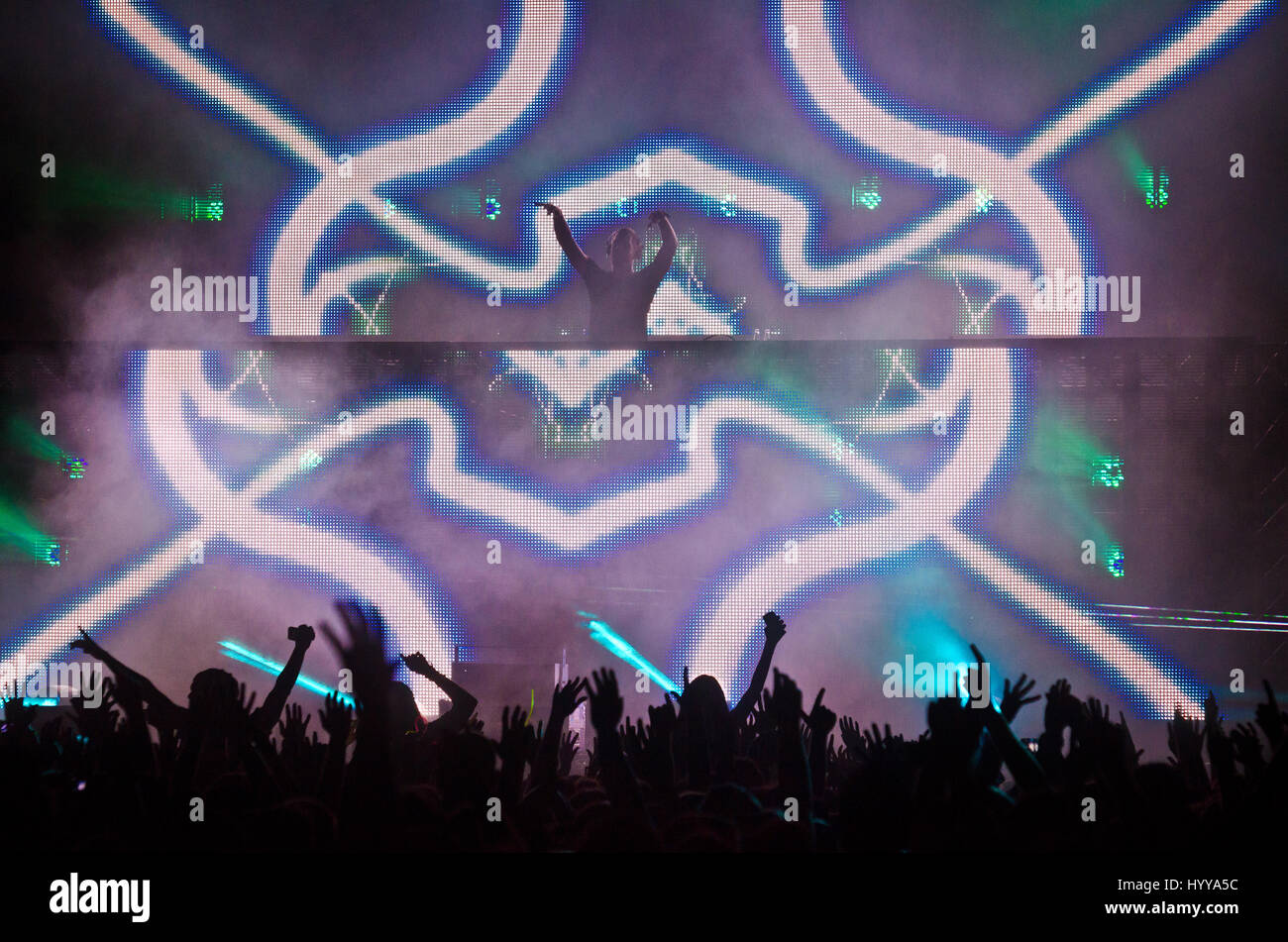 3. August 2013 - Santander, Spanien - schottischen DJ Calvin Harris (stehend über dem Publikum, Mitte) führt während des Festivals "Santander Musik 2013" Stockfoto