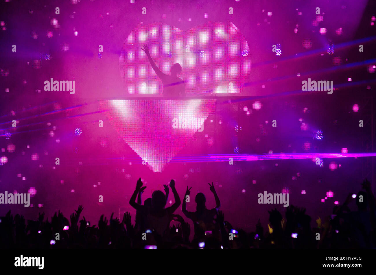 3. August 2013 - Santander, Spanien - schottischen DJ Calvin Harris (stehend über dem Publikum, Mitte) führt während des Festivals "Santander Musik 2013" Stockfoto