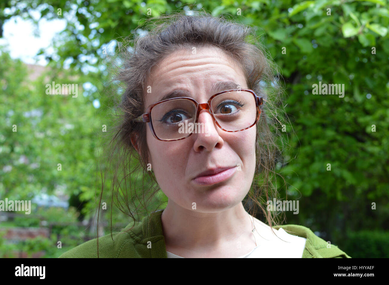 Porträt der jungen nerd Frau mit großen Dioptrische staubige Gläser Stockfoto