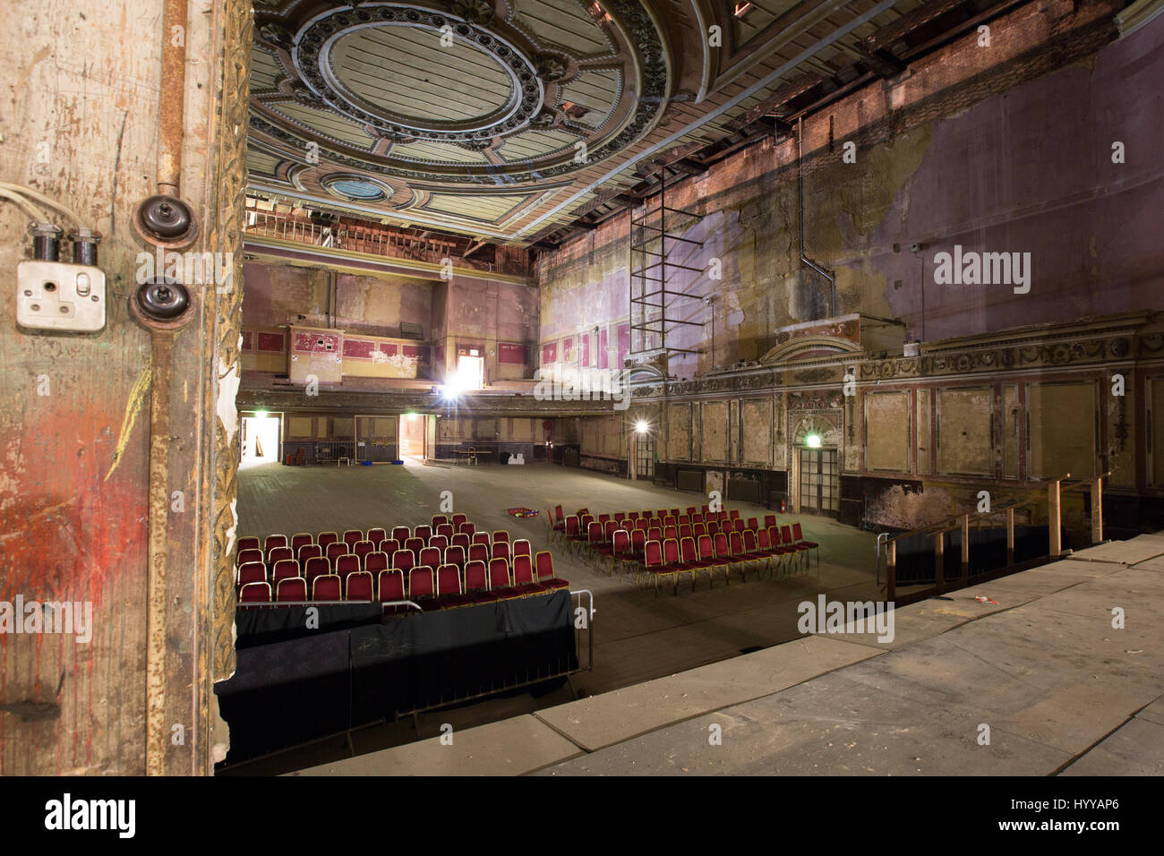 ALEXANDRA PALACE, LONDON: Beeindruckende Bilder zeigen die viktorianische Theater auf der Stelle des Geburtshauses des öffentlich-rechtlichen Fernsehens leider mehr um zu bröckeln. Bilder zeigen die Hauptbühne des Alexandra Palace, North London wo Sitzreihen waren noch vor ihm trotz des Seins positioniert unbenutzt seit fast 70 Jahren, als-auch die unglaublich reich verzierte Decke, die noch weitgehend intakt bleibt. Andere Bilder zeigen die BBC Radio und Fernsehen Mast, der weltweit ersten öffentlichen Sendung 1936 übertragen. Urban Explorer Bradley L Garrett (40), Riverside, California, erfasst die Bilder nach Stockfoto