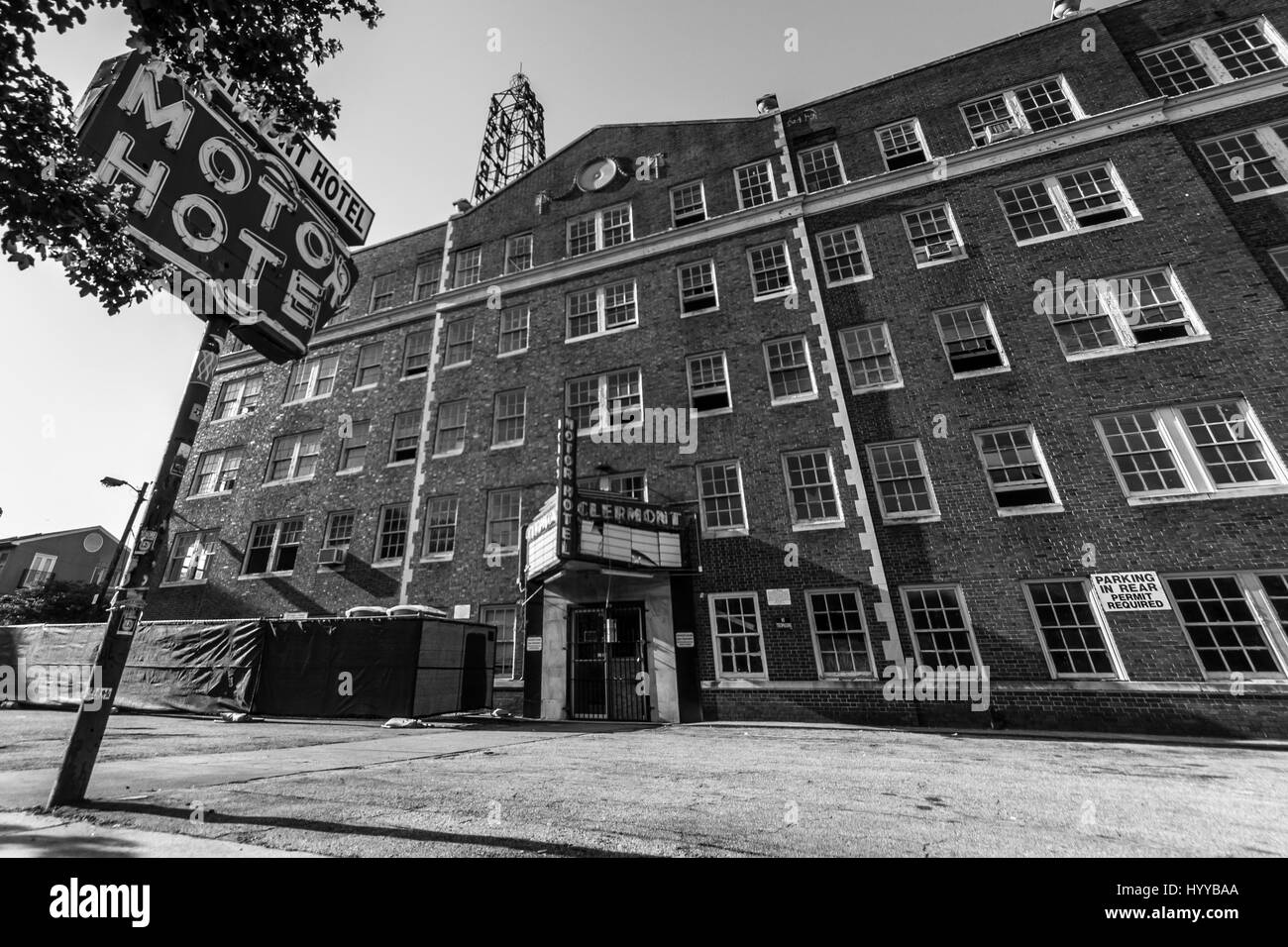 ATLANTA, USA: Unheimliche Bilder zeigen ein letzter Blick auf die verlassenen Hotel auf dem Strip Club Schauspielerin Jennifer Lawrence befestigt wird gemunkelt, um zu gehen, der Clermont-Lounge. Beeindruckende Bilder zeigen was bleibt von der einst blühenden Clermont Motor Hotel, in der einmal übernachtet wurde vom berüchtigten Gangster Al Capone und amerikanische Rockstar GG Allin - bevor es in ein neues Boutiquehotel renoviert wird. Die eindringliche Schnappschüsse zeigen, dass die ikonischen Zeichen stehen außerhalb des Hotels sowie die bröckelnden Reste der Räume, Büros und Treppen immer noch. Die spektakulären Aufnahmen wurden von lokalen Fotografen Jeff H in Atlanta, USA aufgenommen. Stockfoto