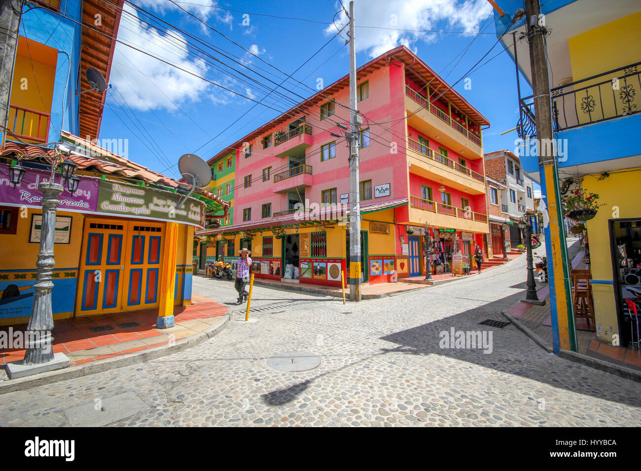 GUATAPE, Kolumbien: Könnte dieser Regenbogen gemalt Stadt die bunteste Platz in der Welt sein? Atemberaubende Videos und Bilder ergaben die spektakuläre Stadt, wo alles von den Gebäuden mit den Schritten in hellen, lebendigen Farben gemalt sind. Die unglaubliche Bilder haben eine surreale Gefühl als die bunten Häuser stehen in krassem Gegensatz, das Luftbild der üppigen grünen Umgebung. Die Druckknöpfe wurden mit einer Canon 7D durch kanadische Fotografin Jessica Devnani (27) aus Toronto in Guatapé, Kolumbien. Stockfoto