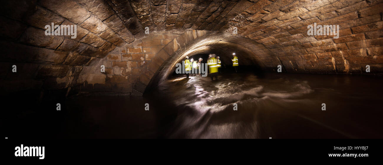 Rochdale bedeckt Fluss. ATEMBERAUBENDE Bilder haben die dunkler, aber ins Auge fallenden Seite nach den versteckten nördlich von Großbritannien gezeigt. Die Bilder zeigen eine große Auswahl an vergessene Stadträume in Nordwest-England und Schottland von unterirdischen Abwasserkanäle bis hin zu verlassenen aber noch grandiose Banken, Kirchen und Theatern. Die Aufnahmen wurden von Manchester Künstler, Fotograf und Filmemacher Andrew Brooks (39) aufgenommen, da er weitgehend unbekannte Orte untersucht, die unter und um uns herum liegen. Stockfoto