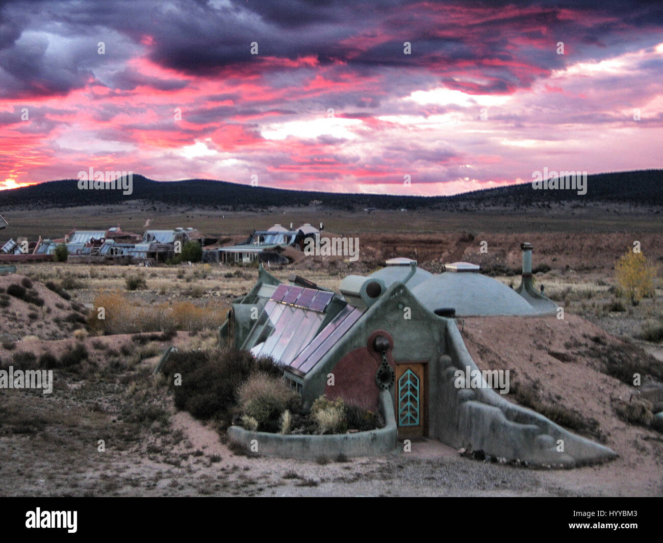 Die Hütte. NEW MEXICO, USA: Diese Öko-Häuser gebaut, um Naturkatastrophen überleben konnte Sie halten sicher während Armageddon - wenn Sie die fürstliche Summe von $1 .5million leisten können. Beeindruckende Bilder zeigen die fremd aussehende Außenaufnahmen von diesen Häusern, bekannt als Earthships, sowie eine Mauer aus Reifen und der Lebensmittelerzeugung Gewächshaus, das zeichnet sich in jeder Einheit. Die Schnappschüsse zeigen die Gemeinschaft nach der Katastrophe überleben von Earthship Biotecture gebaut und sind so autark, sie die Auswirkungen des Klimawandels, umkehren könnte nach Angaben des Unternehmens. Stockfoto