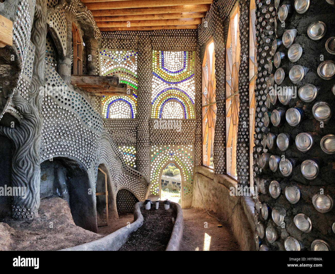 In Eve Earthship. NEW MEXICO, USA: Diese Öko-Häuser gebaut, um Naturkatastrophen überleben konnte Sie halten sicher während Armageddon - wenn Sie die fürstliche Summe von $1 .5million leisten können. Beeindruckende Bilder zeigen die fremd aussehende Außenaufnahmen von diesen Häusern, bekannt als Earthships, sowie eine Mauer aus Reifen und der Lebensmittelerzeugung Gewächshaus, das zeichnet sich in jeder Einheit. Die Schnappschüsse zeigen die Gemeinschaft nach der Katastrophe überleben von Earthship Biotecture gebaut und sind so autark, sie die Auswirkungen des Klimawandels, umkehren könnte nach Angaben des Unternehmens. Stockfoto