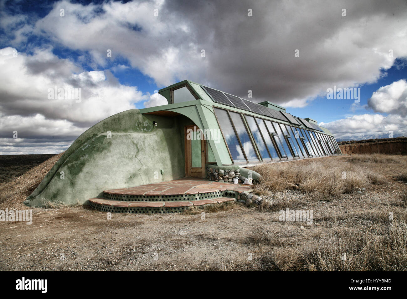 Euro Earthship Exterieur. NEW MEXICO, USA: Diese Öko-Häuser gebaut, um Naturkatastrophen überleben konnte Sie halten sicher während Armageddon - wenn Sie die fürstliche Summe von $1 .5million leisten können. Beeindruckende Bilder zeigen die fremd aussehende Außenaufnahmen von diesen Häusern, bekannt als Earthships, sowie eine Mauer aus Reifen und der Lebensmittelerzeugung Gewächshaus, das zeichnet sich in jeder Einheit. Die Schnappschüsse zeigen die Gemeinschaft nach der Katastrophe überleben von Earthship Biotecture gebaut und sind so autark, sie die Auswirkungen des Klimawandels, umkehren könnte nach Angaben des Unternehmens. Stockfoto