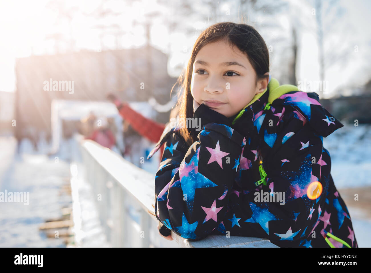 Mädchen ruhen auf Eisbahn im freien Stockfoto