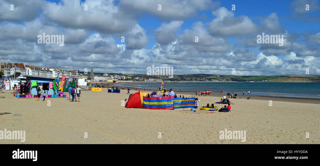 Die Leute am Strand von Weymouth, Dorset, Großbritannien Stockfoto