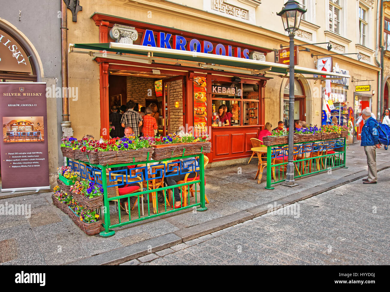 Krakau, Polen - 1. Mai 2014: Menschen in Street Restaurant in der Altstadt von Krakau, Polen Stockfoto