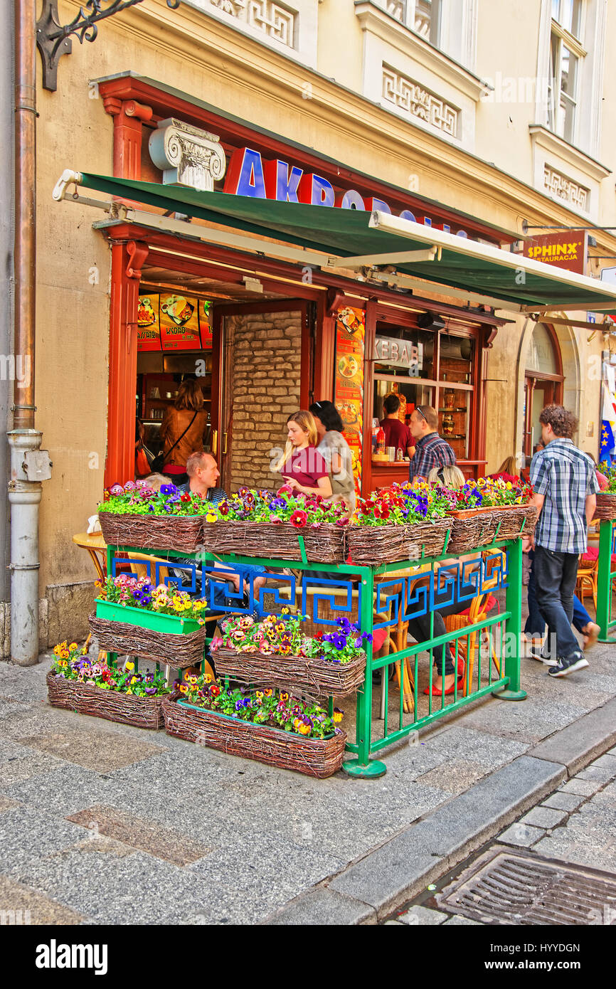 Krakau, Polen - 1. Mai 2014: Menschen im Street Restaurant in der Altstadt von Krakau, Polen Stockfoto