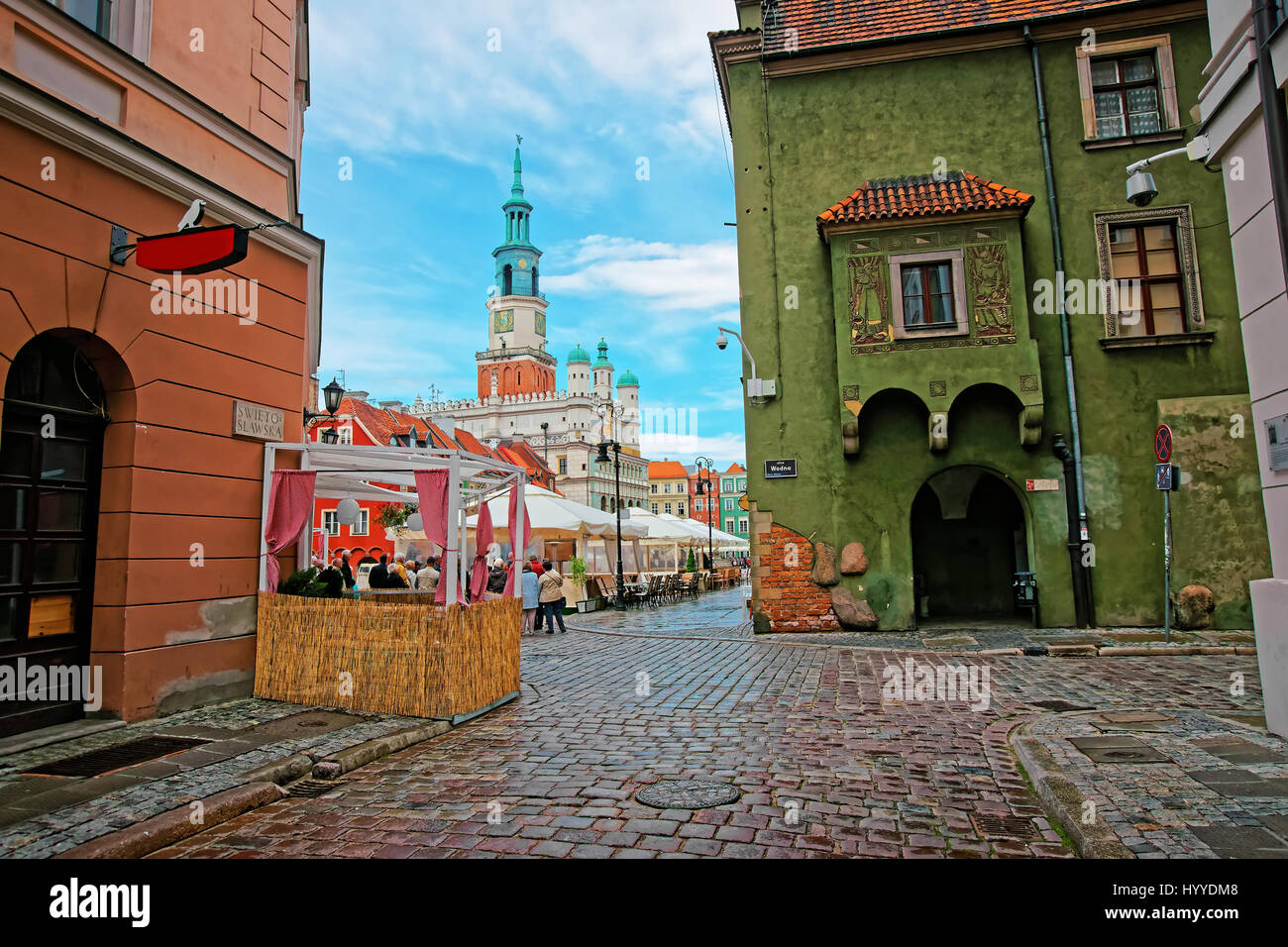 Posen, Polen - 7. Mai 2014: Streetview des alten Rathauses am alten Marktplatz in der Stadt von Poznan, Polen. Menschen auf dem Hintergrund Stockfoto