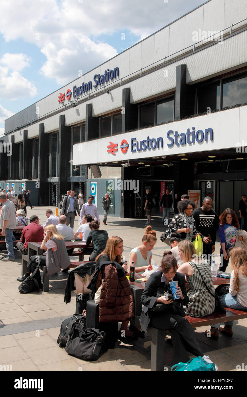 Der Vorplatz der Euston Station, London Stockfoto