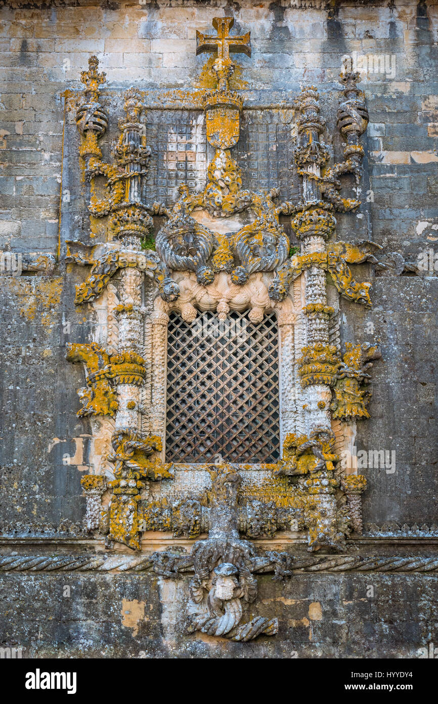 Fenster des Convento de Cristo in Tomar, bekanntes Beispiel des manuelinischen Stils, Portugal Stockfoto