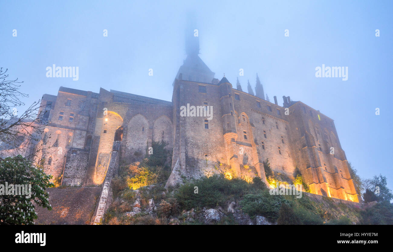 Nacht und Nebel in Mont Saint Michel, Normandie, Frankreich Stockfoto