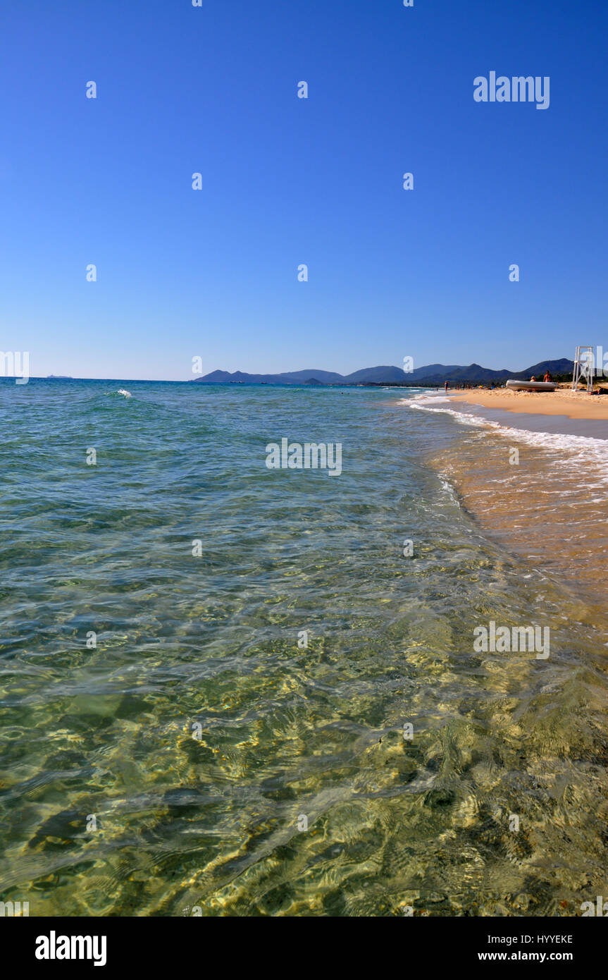 Transparentes Wasser des Mittelmeeres auf der Insel Sardinien in Italien-Costa Rei Strand Ansicht Stockfoto