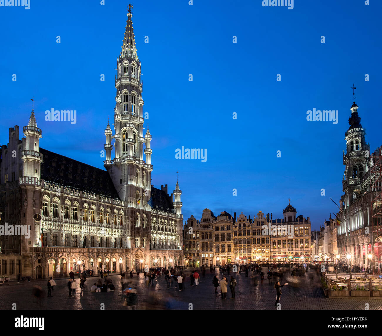 Grande Place oder Grote Markt, Rathaus, links rechts Maison du Roi, Twilight, Brüssel, Belgien Stockfoto