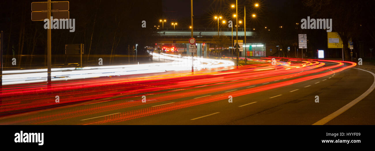 Licht Loipen auf Bundesstraße B223, Oberhausen, Ruhr District, North Rhine-Westphalia, Deutschland Stockfoto