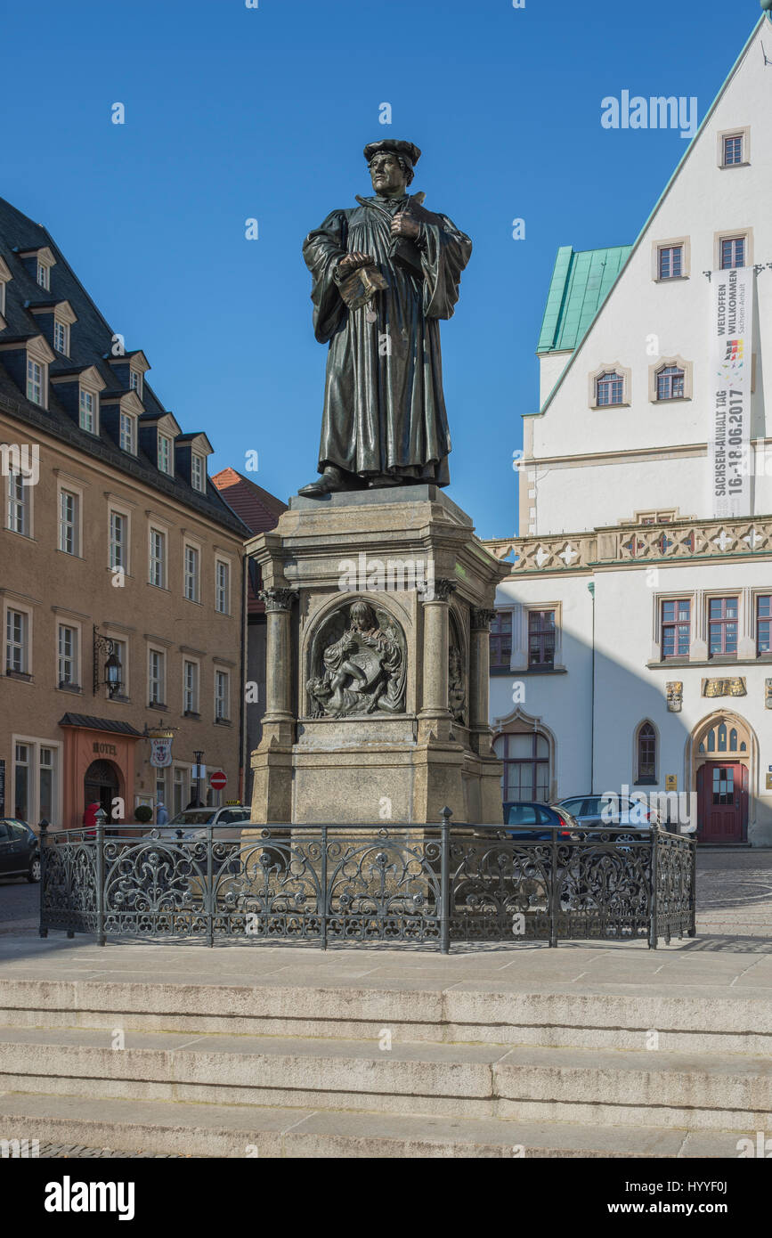 Luther Memorial, 1883, bronze-Statue, Luther-Bibel und Exkommunikation, Altstädter Ring, Eisleben, Sachsen-Anhalt, Deutschland Stockfoto