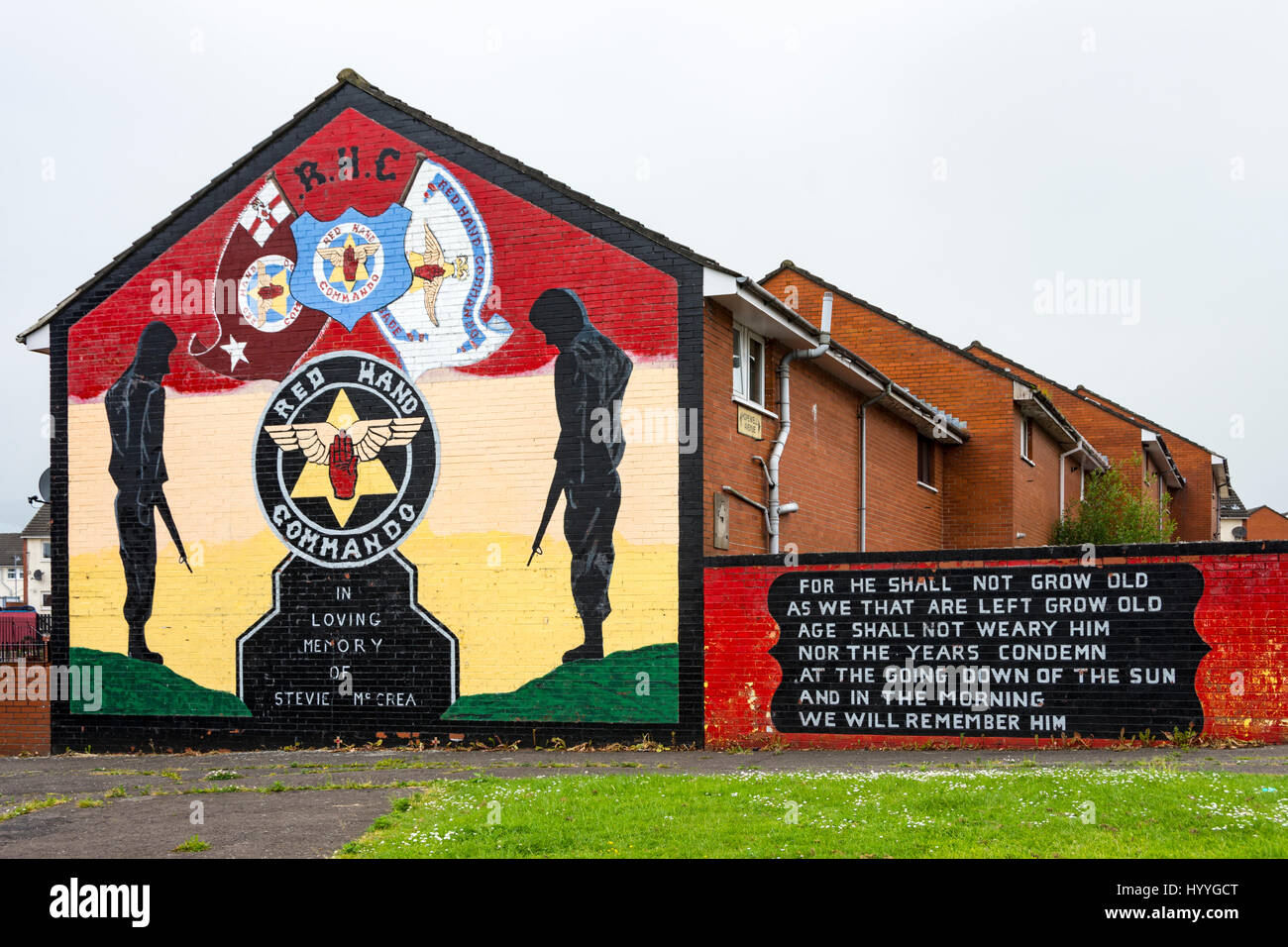 Red Hand Commando Loyalist Wandbild auf der Shankill Immobilien, Belfast, Grafschaft Antrim, Nordirland, Vereinigtes Königreich Stockfoto