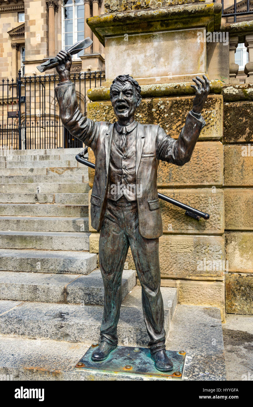 "Speaker", eine Skulptur von Gareth Knowles. außerhalb der Zollhaus, Belfast, Grafschaft Antrim, Nordirland, Vereinigtes Königreich Stockfoto