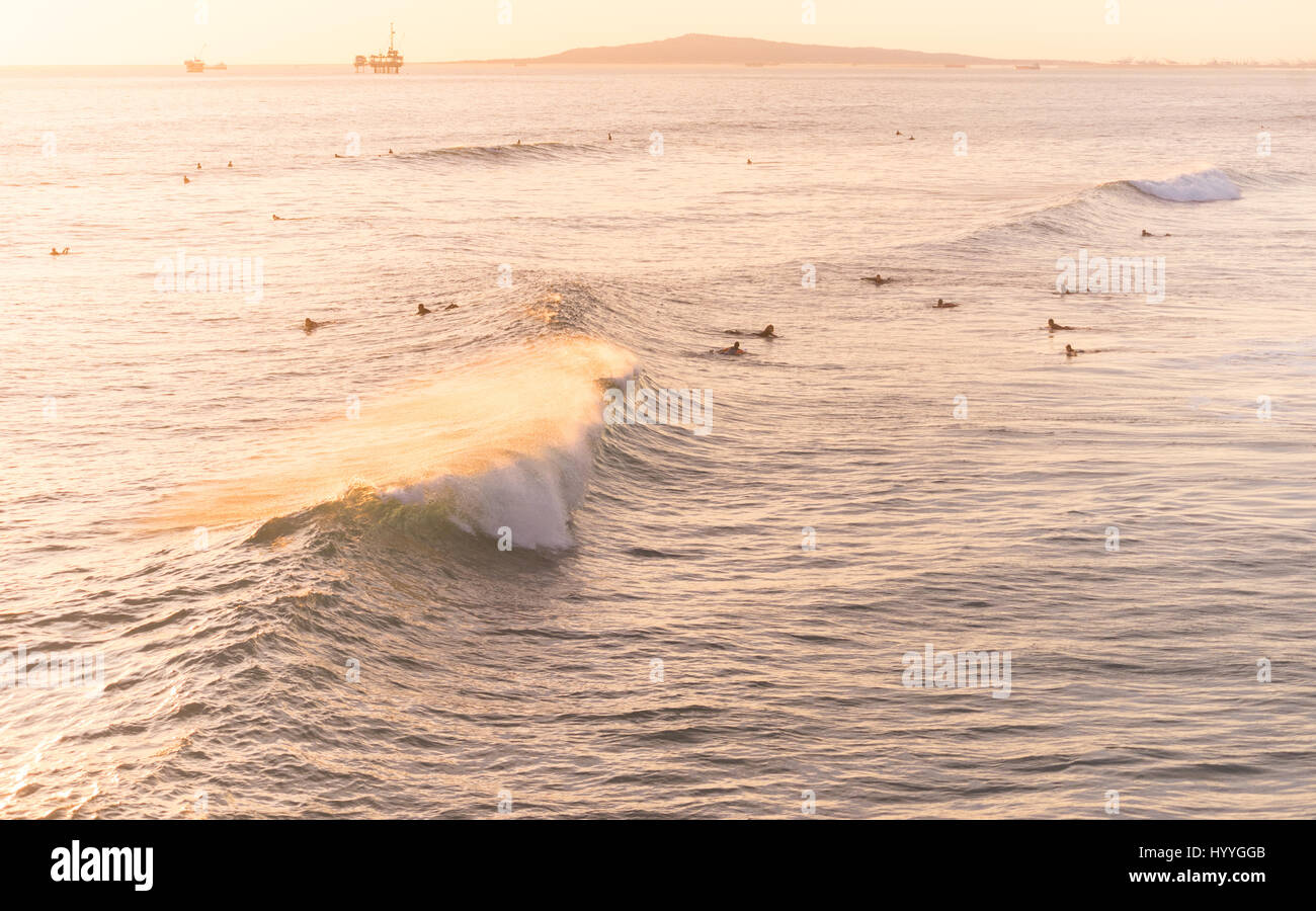 Southern California Sonnenuntergang vor der Küste von Huntington Beach, Kalifornien. Stockfoto