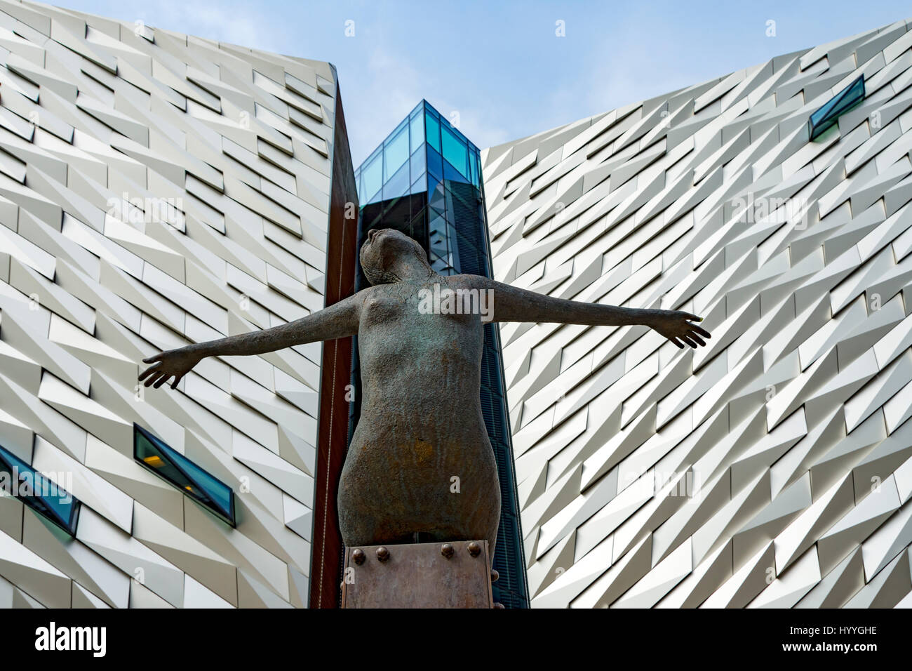 TITANICa, eine Skulptur von Rowan Gillespie, außerhalb der Titanic Belfast Gebäude, Belfast, Grafschaft Antrim, Nordirland, Vereinigtes Königreich Stockfoto