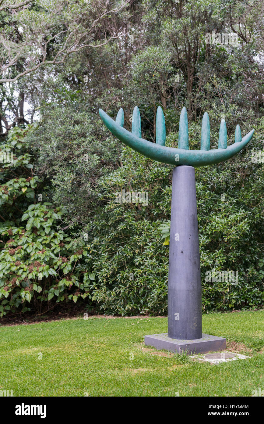 Auckland, Neuseeland - 1. März 2017: Nahaufnahme von großen, grün-bläulich, Bronze Statue namens Arc und erstellt von Charlotte Fisher. Domain Park steht. Stockfoto