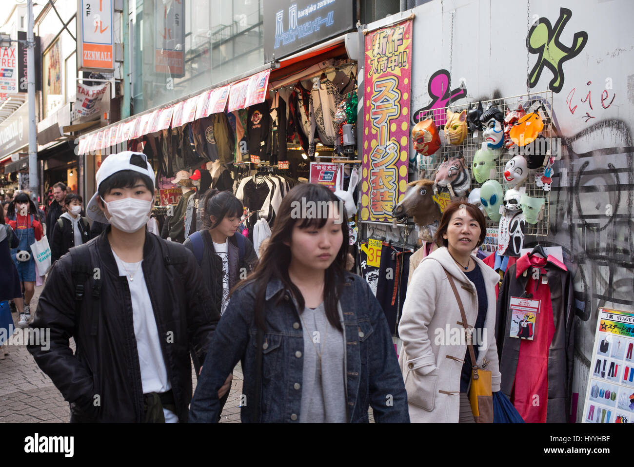 Takeshita Street in Harajuku, Tokyo ist ein beliebtes Gebiet für Mode und Jugendkultur Stockfoto