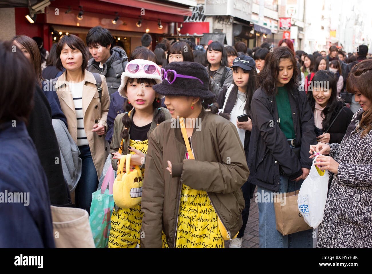 Takeshita Street in Harajuku, Tokyo ist ein beliebtes Gebiet für Mode und Jugendkultur Stockfoto