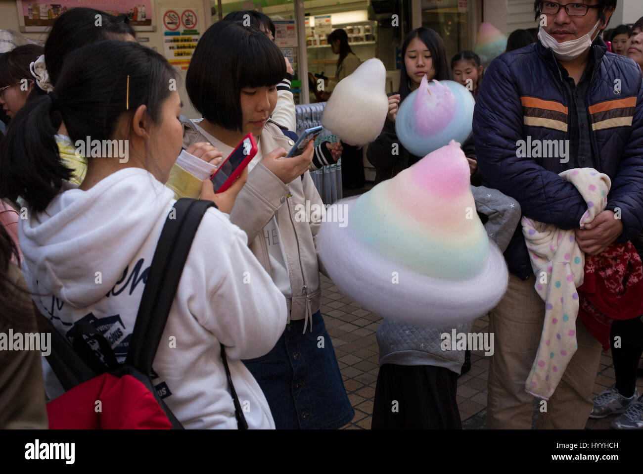 Takeshita Street in Harajuku, Tokyo ist ein beliebtes Gebiet für Mode und Jugendkultur Stockfoto