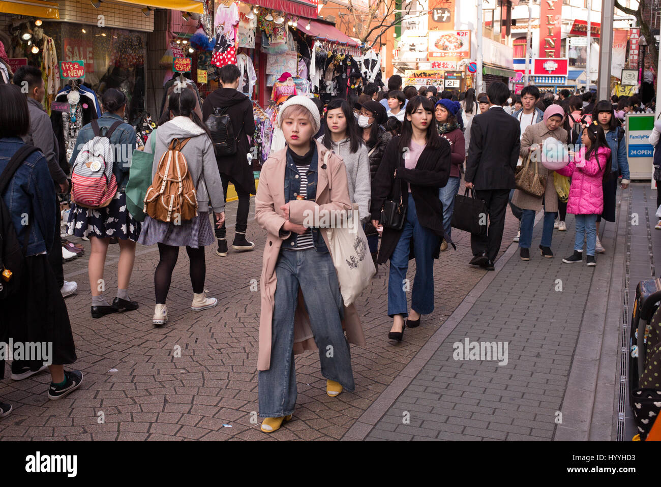 Takeshita Street in Harajuku, Tokyo ist ein beliebtes Gebiet für Mode und Jugendkultur Stockfoto
