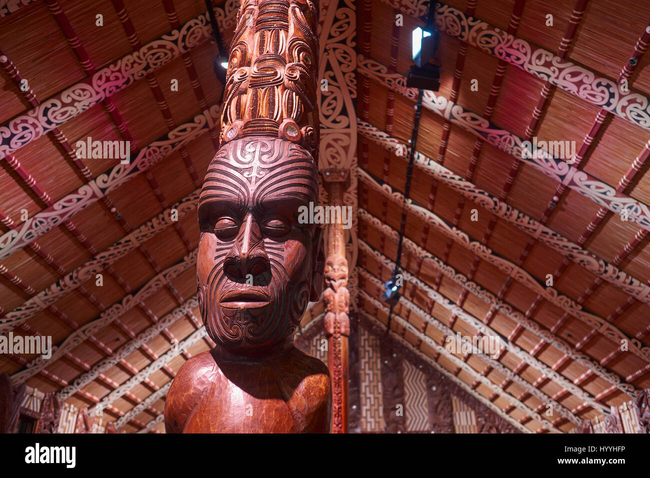 Maori Carving eines Häuptlings in einem Marae Gemeindehaus - Waitangi, Northland, Neuseeland Stockfoto