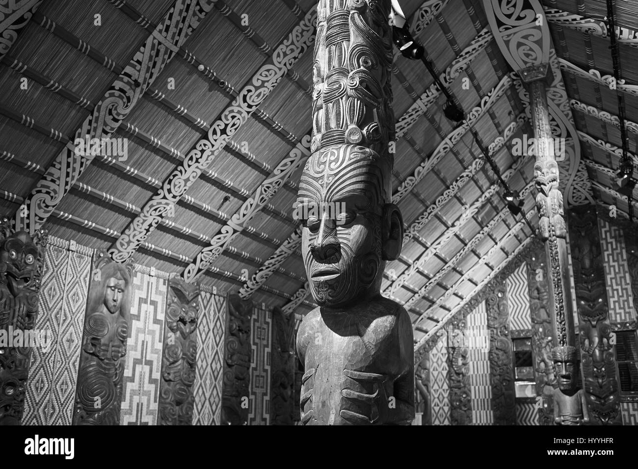 Maori carving in einem Marae Gemeindehaus - Waitangi, Northland, Neuseeland Stockfoto