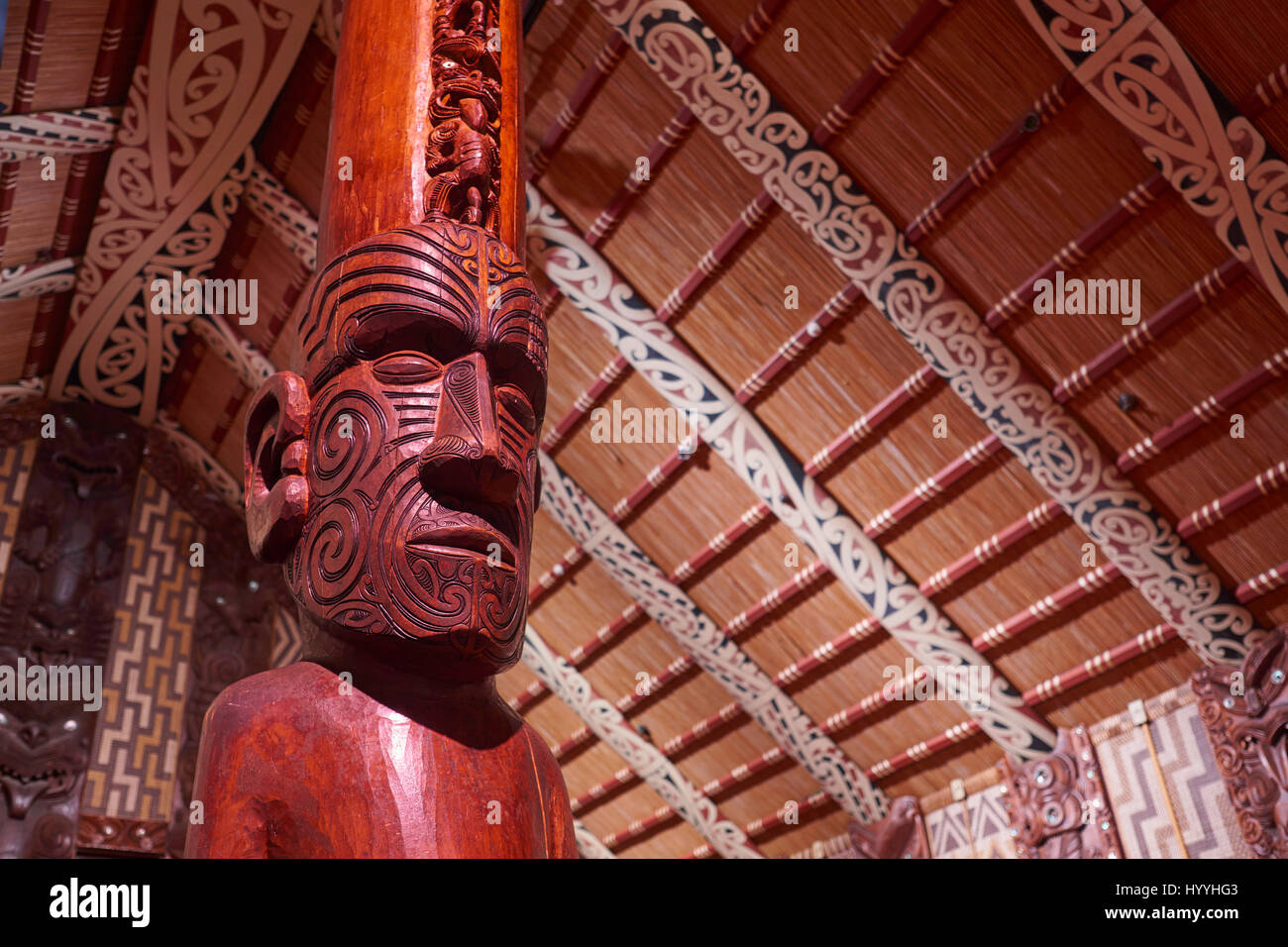 Maori Chef Schnitzen in einem Marae Gemeindehaus - Waitangi, Northland, Neuseeland Stockfoto