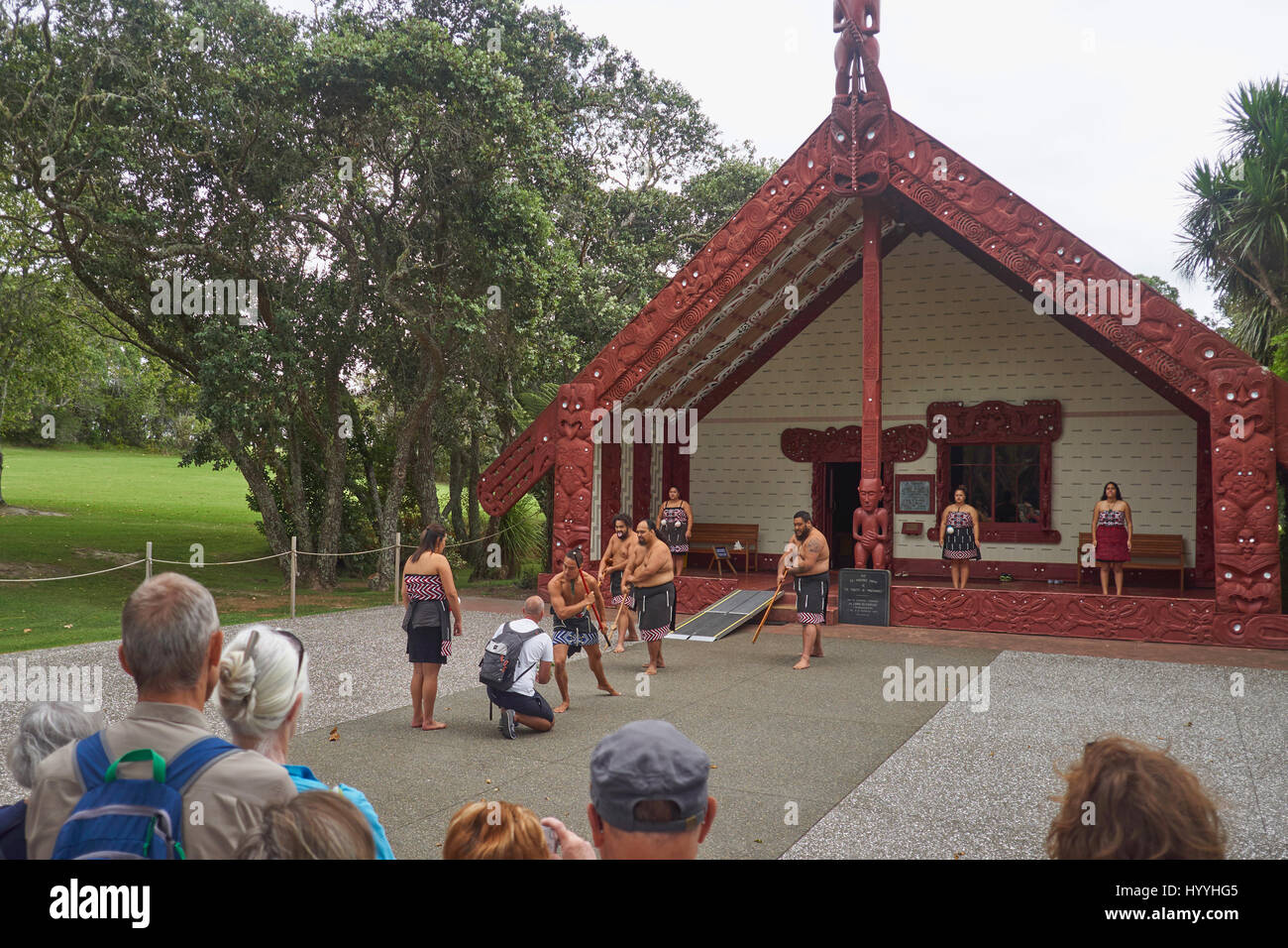 Maori Powhiri willkommen Zeremonie für Touristen am Waitangi Treaty Grounds in Neuseeland Stockfoto