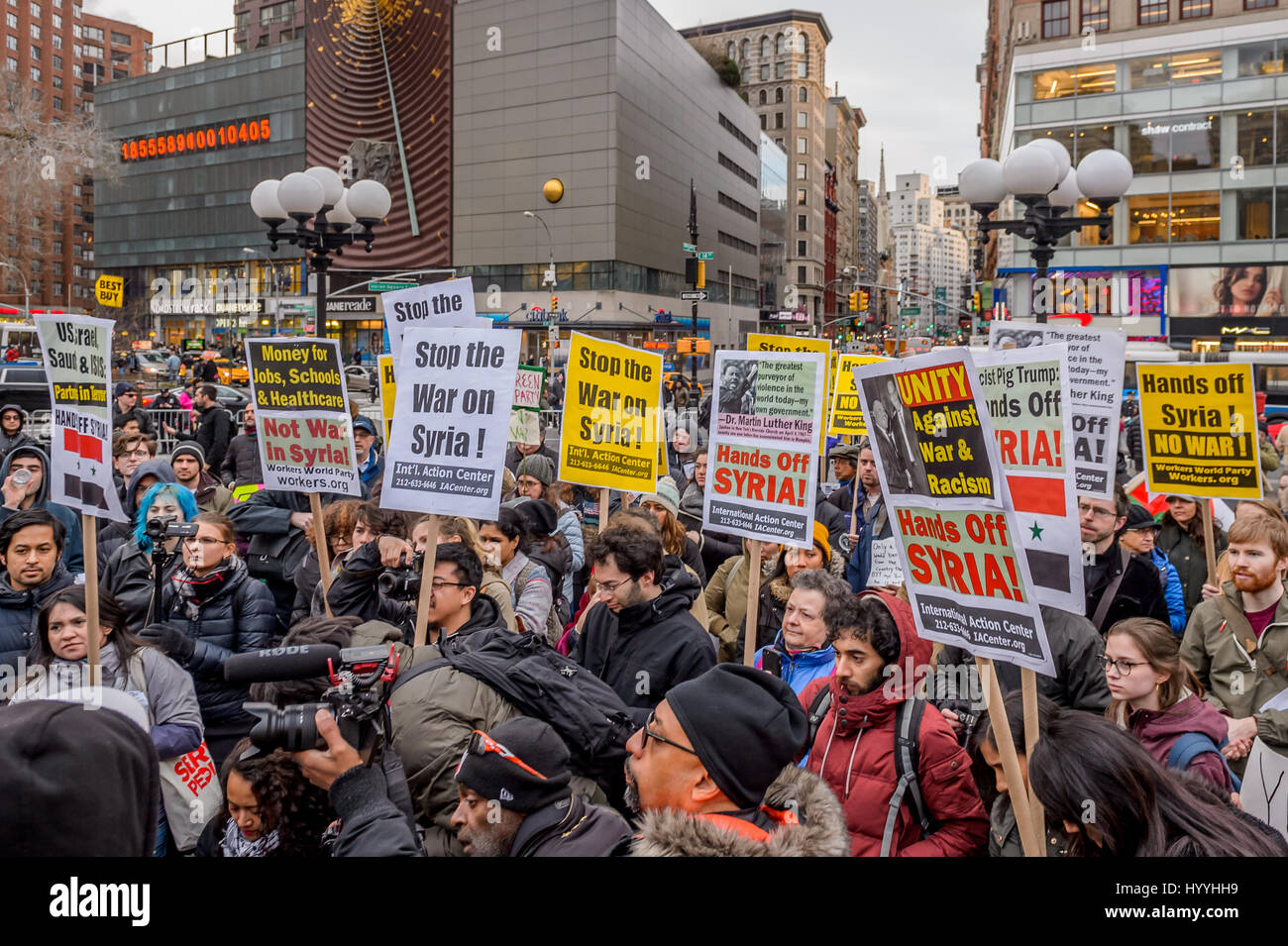 New York, Vereinigte Staaten von Amerika. 7. April 2017. Demonstranten treffen die Straßen mit eine sofortige Ablehnung der Trump Verwaltung Krieg Eskalation und der laufenden US-backed Krieg gegen das syrische Volk. In New York trafen sich Demonstranten außerhalb Trump Tower und dem Union Square für eine Rallye und März, Washingtons neuesten Krieg ablehnen und verlangen, dass die Billionen für den Krieg im Ausland verbrachte stattdessen für die Bedürfnisse der Menschen wie Arbeitsplätze, Gehäuse, Gesundheitswesen, reproduktive Rechte und Kindertagesstätten verwendet werden. Bildnachweis: Erik McGregor/Pacific Press/Alamy Live-Nachrichten Stockfoto