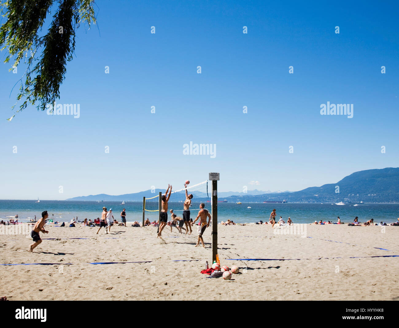 Beach-Volleyball am Kitsilano Beach, Vancouver BC Stockfoto