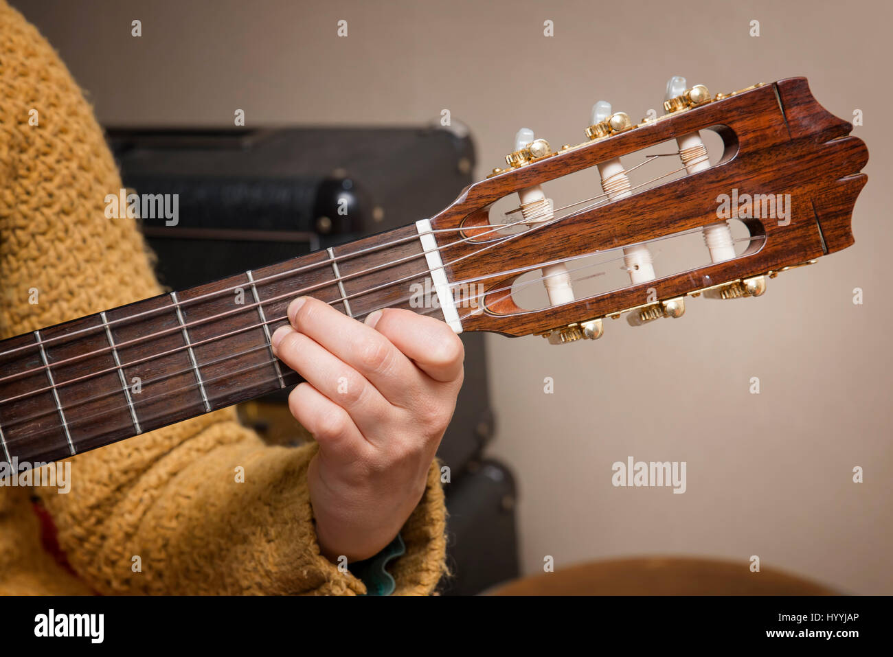 Klassische Gitarre spielen Stockfoto