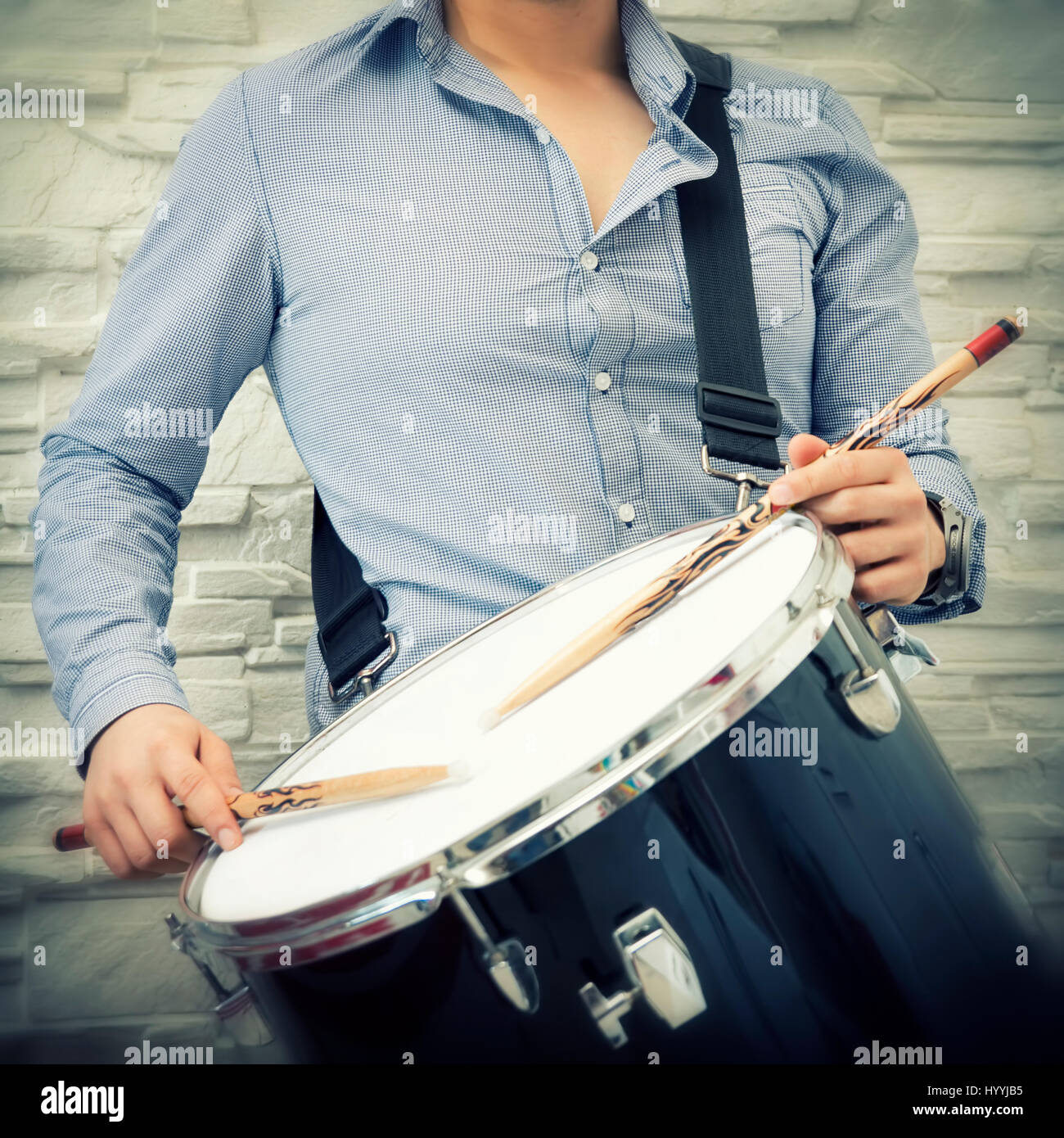 Junger Mann mit einem T-Shirt spielen Snare Drum Stockfoto