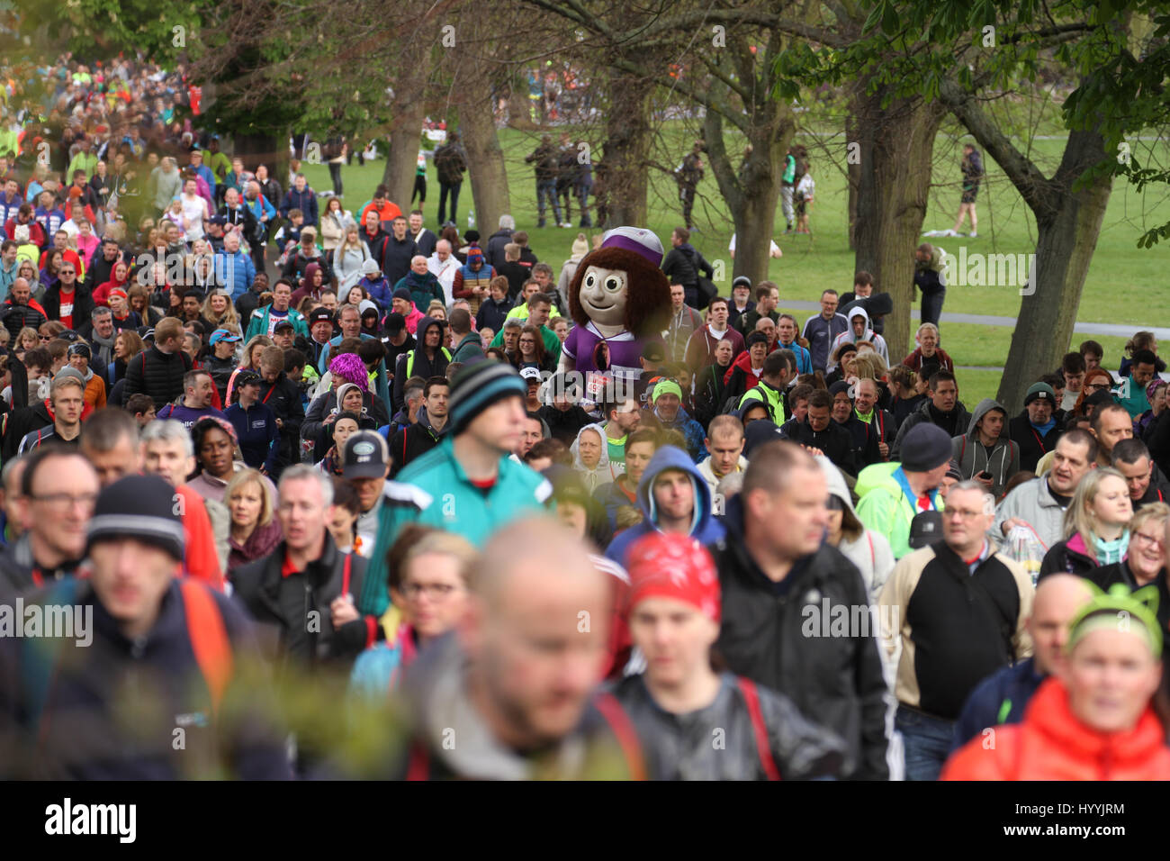 London, UK 24. April 2016. Läufer bereiten sich auf die jährliche Geld Virgin London-Marathon im Greenwich Park am 24. April 2016. Drei Viertel aller Wettbewerber London Marathon laufen für einen guten Zweck, wird die offizielle Charity des Marathons 2016 NSPCC. Rund 38.000 Läufer werden erwartet, den Lauf mit den London-Marathon ein Millionstel Finisher Crosing die Linie während dieser Jahre Rennen, ein Meilenstein in der Geschichte des Rennens zu beginnen, die 1981 begann. © David Mbiyu/Alamy Live-Nachrichten Stockfoto