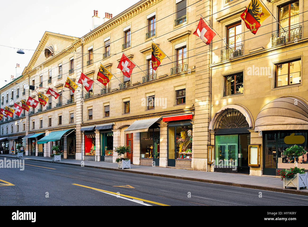 Rue De La Corraterie Straße mit Luxus-Boutiquen und Schweizer Fahnen im Zentrum Stadt, Genf, Schweiz Stockfoto