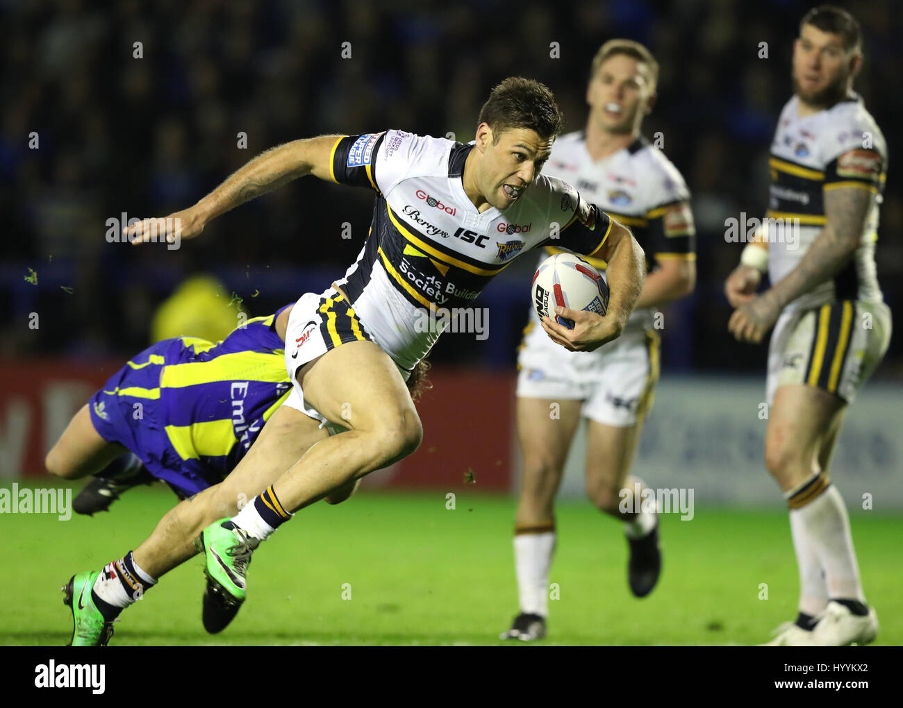 Leeds Rhinos Joel Moon bricht einen Versuch im Laufe der Betfred Super-League-Spiel im Halliwell Jones Stadium, Warrington erzielt. Stockfoto